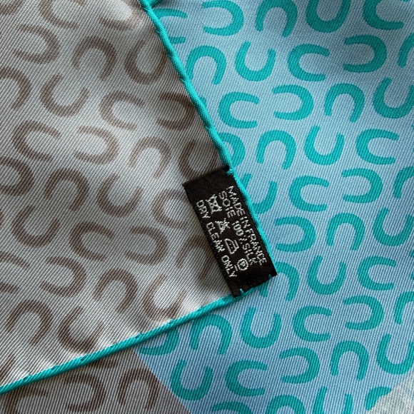 Hermès Silk Scarf with Equestrian Horse Shoe Print 90cm with Box! - Picture 8 of 8